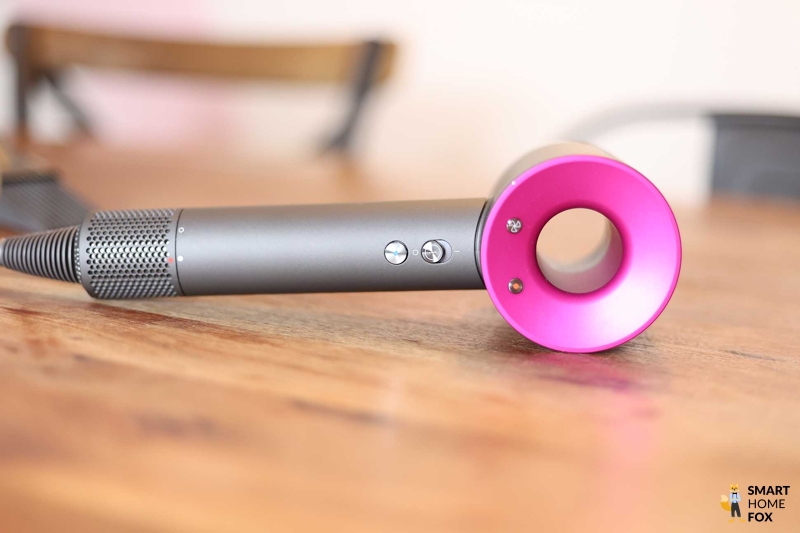 Man sieht den Dyson Supersonic in der Farbe Anthrazit.